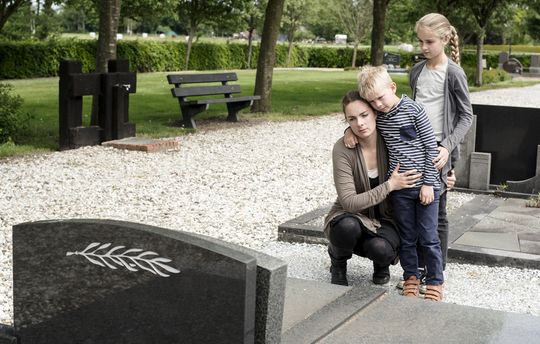 Mutter mit Kindern am Grab des Ehemannes - Sterbefall in Familie - Bestattungen Rosendahl hilft!